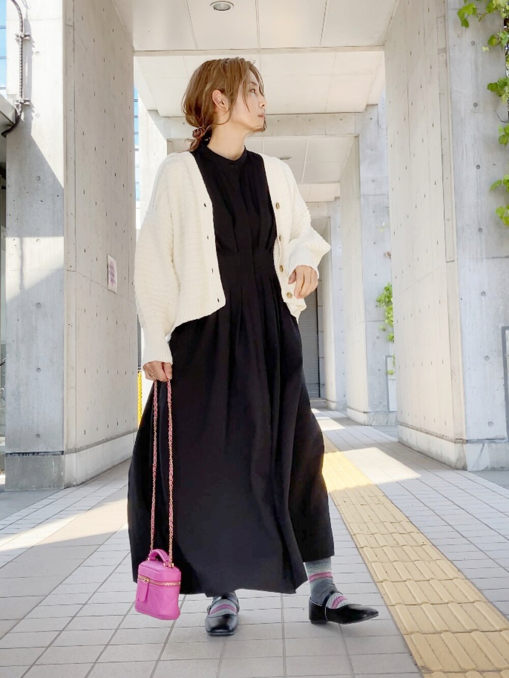ブラック系のワンピース、ホワイト系のカーディガン/ボレロ、ブラック系のその他シューズを着用したレディースの秋コーディネートの4枚目の写真
