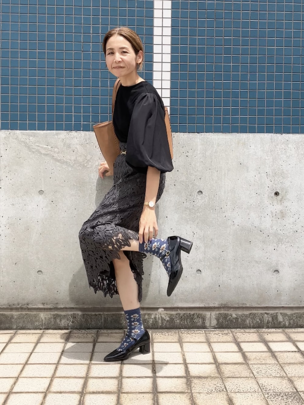 ブラック系のTシャツ/カットソー、その他のスカート、ブラック系のシューズを着用したレディースの夏コーディネートの3枚目の写真