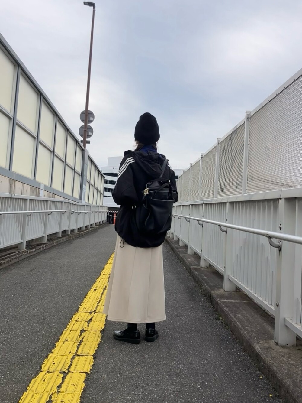 ブラック系のニットキャップ/ビーニーを着用したレディースの秋コーディネートの3枚目の写真