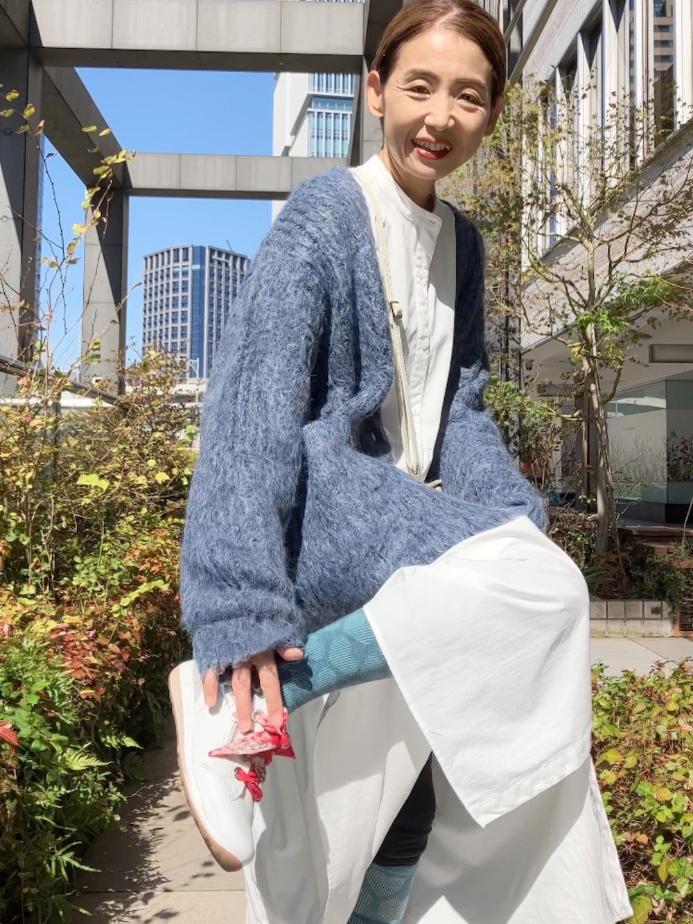 「WEGO、WEGOコーデ、カーディガン、Sockwell、着圧ソックス、ara、スニーカー、ドイツ、rickers、スマホショルダー、40代ファッション、アラフィフ」｜「WEGOのWEGO/【23年秋冬新作】ブラッシュニットビッグカーディガン（カーディガン/ボレロ、ブルー系）」を使った、まゆみんさん（レディース・160cm）の秋コーディネートの2枚目の写真