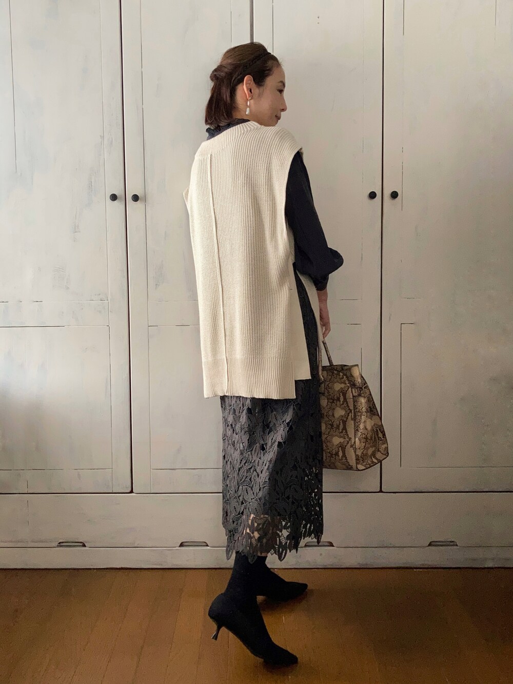 ホワイト系のベスト、ブラック系のシャツ/ブラウス、その他のスカートを着用したレディースの春コーディネートの2枚目の写真