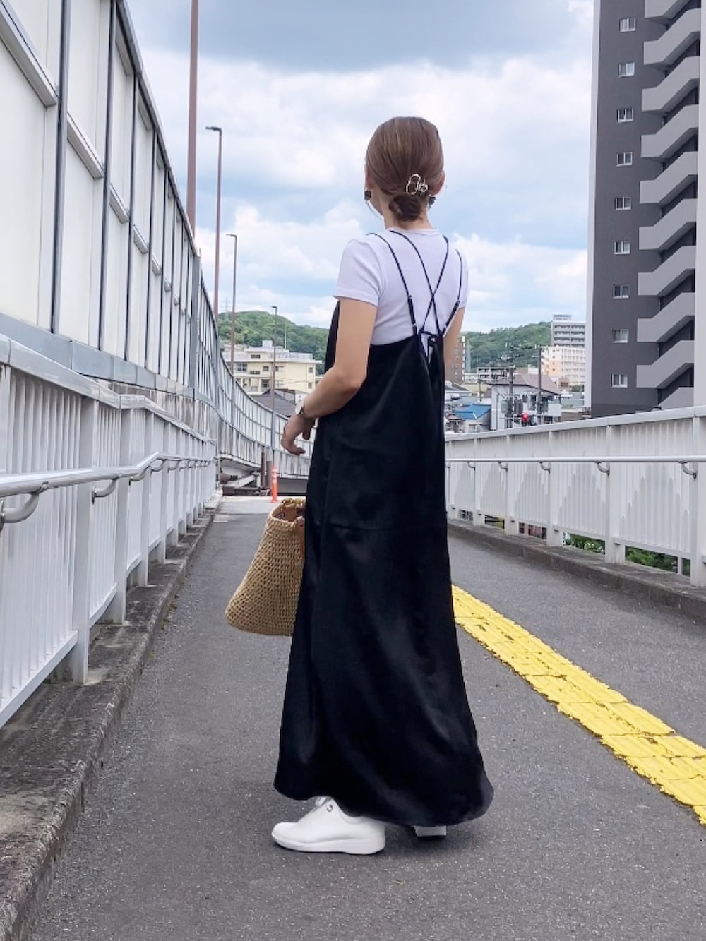 「キャミワンピ、ウルア、uleula、40代ファッション、50代ファッション、アラフィフ、ZARA、モノトーン」｜「ULEULAのヴィンテージサテンバックシャンキャミワンピース（ワンピース、ブラック系）」を使った、まゆみんさん（レディース・160cm）の夏コーディネートの2枚目の写真