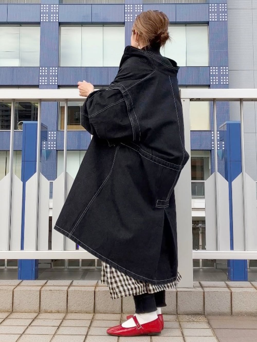 「モッズコート、大人カジュアル、大人ガーリー、デニム、forksy、forksy.、Samansa Mos2、kazumiコラボ、SM2、キャミワンピ、リネン、赤、40代ファッション」|「forksy.の【forksy.】2WAYデニムモッズコート/ベスト(モッズコート、ブラック系)」を使った、まゆみんさん(レディース・160cm)の冬コーディネートの5枚目の写真