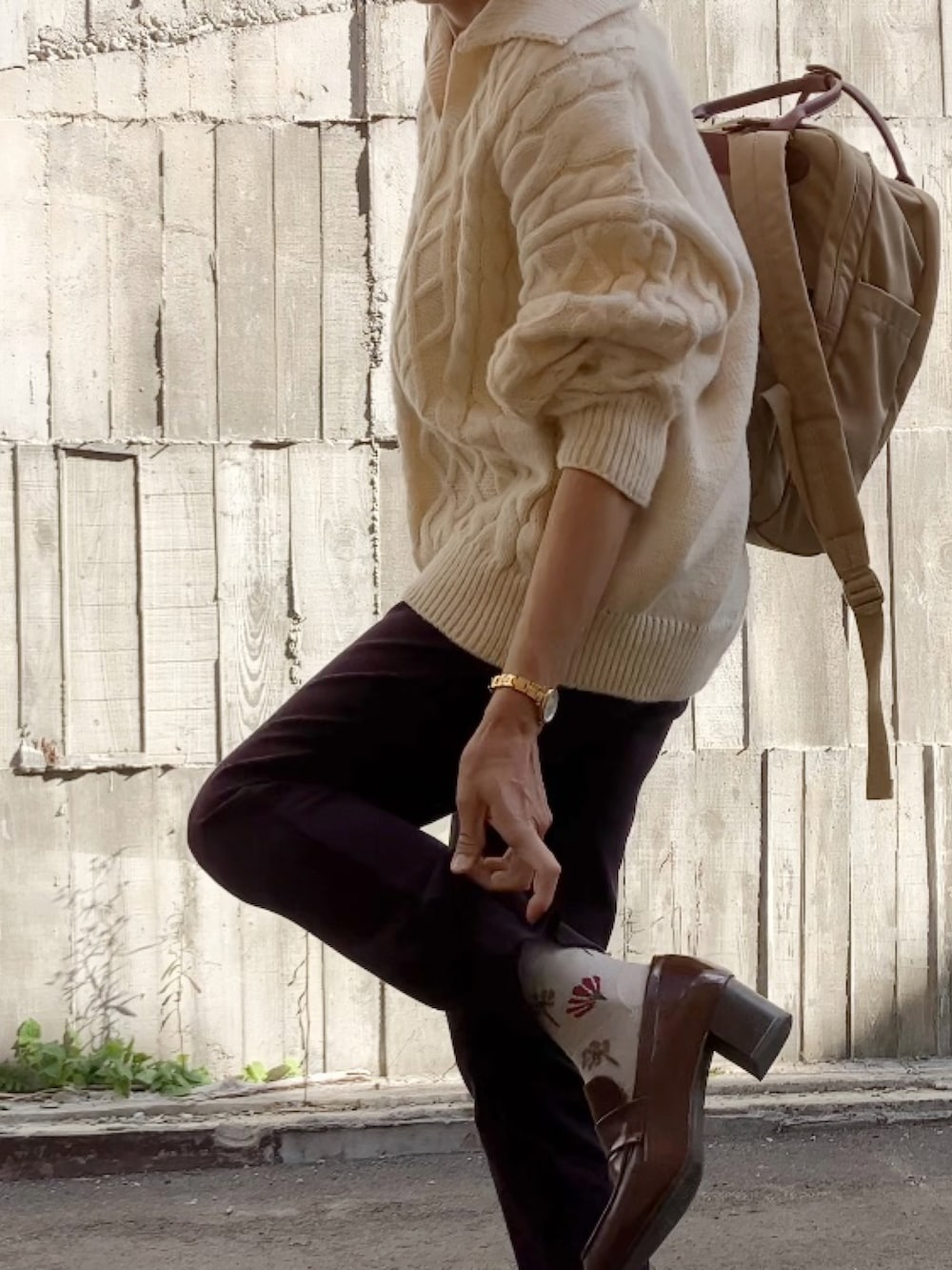 ホワイト系のニット/セーター、パープル系のパンツ、ブラック系のシューズを着用したレディースの秋コーディネートの2枚目の写真