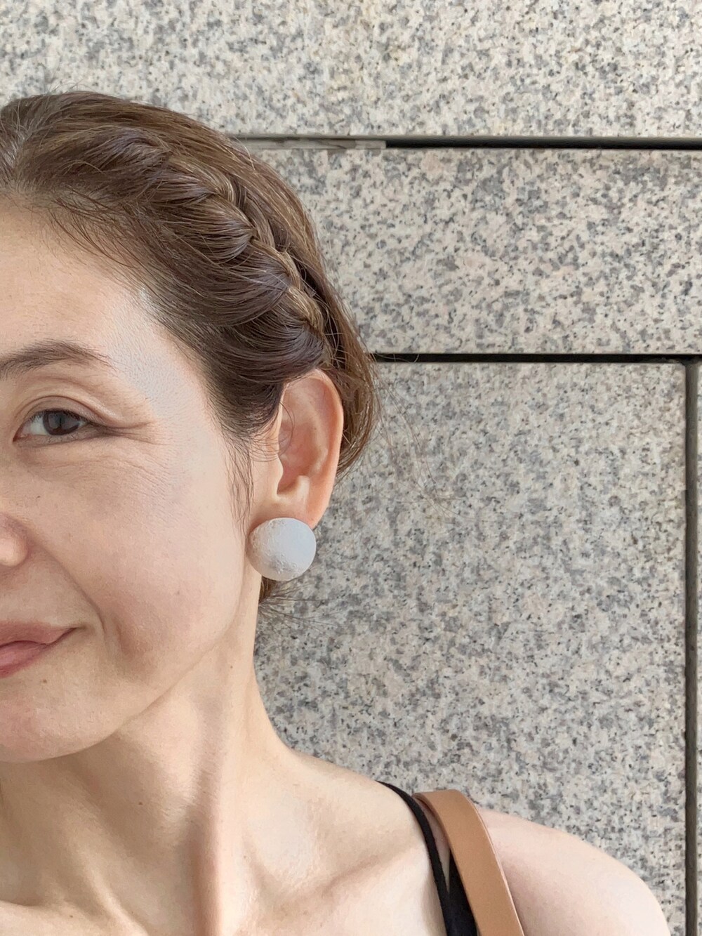 ブルー系のその他トップス、ブラック系のワンピース、ベージュ系のバッグを着用したレディースの夏コーディネートの4枚目の写真