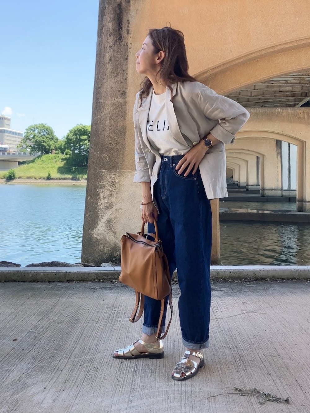 ゴールド系のサンダル、ベージュ系のテーラードジャケット、その他のTシャツ/カットソーを着用したレディースの夏コーディネートの2枚目の写真