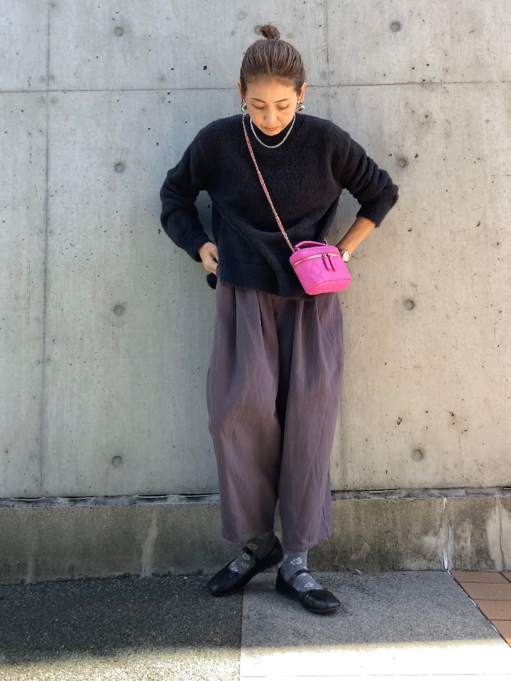 ブラック系のその他シューズ、ブラック系のニット/セーター、グレー系のその他パンツを着用したレディースの秋コーディネートの3枚目の写真