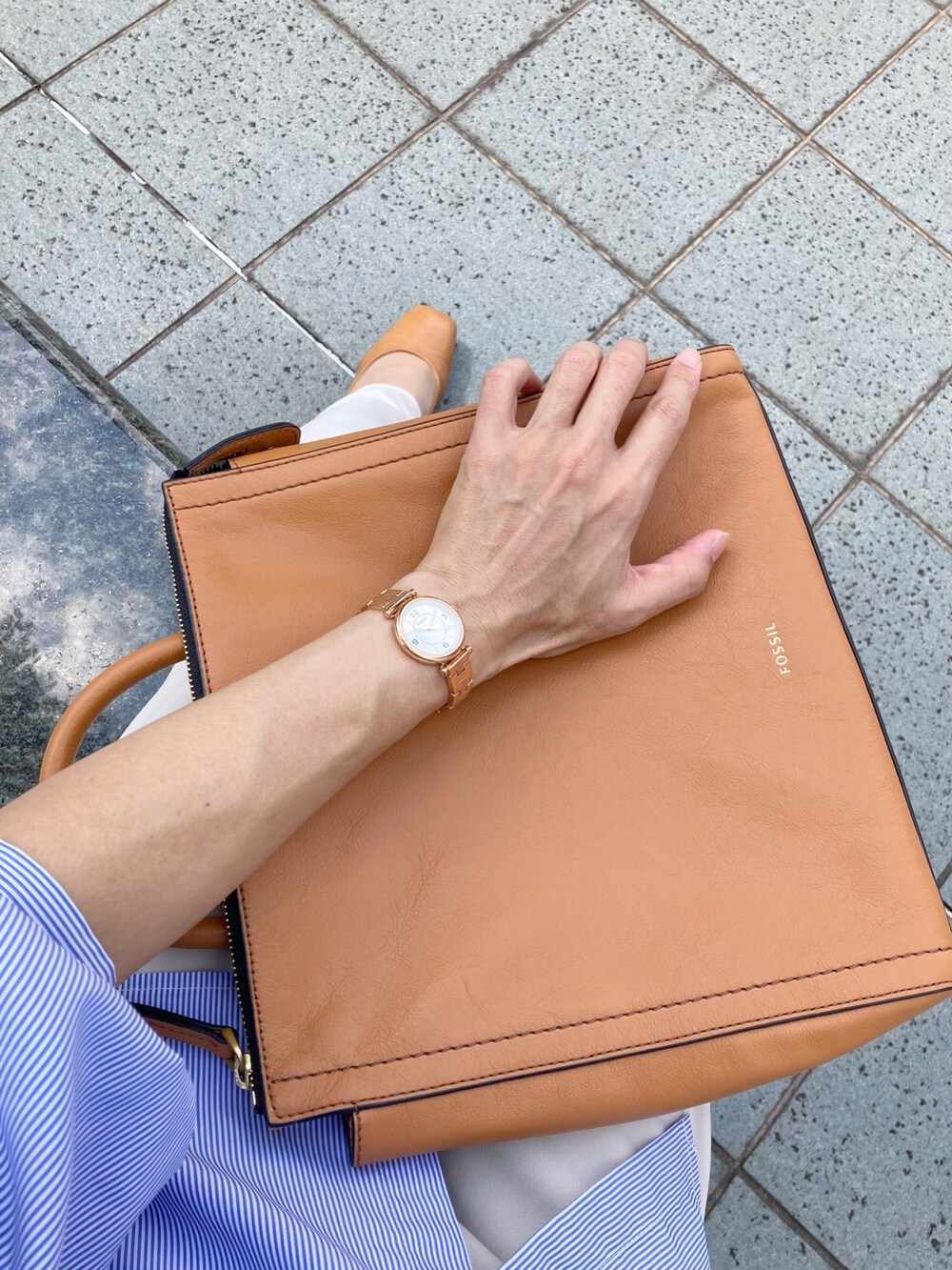 イエロー系のバックパック/リュック、ホワイト系のパンツ、ブルー系のその他トップスを着用したレディースの秋コーディネートの2枚目の写真