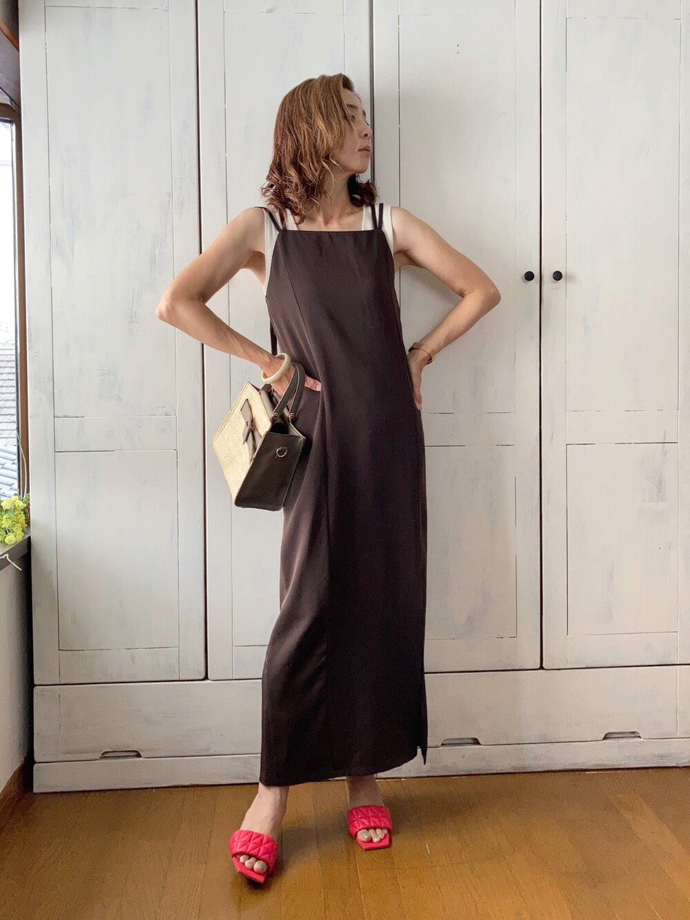 ブラウン系のワンピース、グレー系のハンドバッグ、ピンク系のサンダルを着用したレディースの夏コーディネートの3枚目の写真