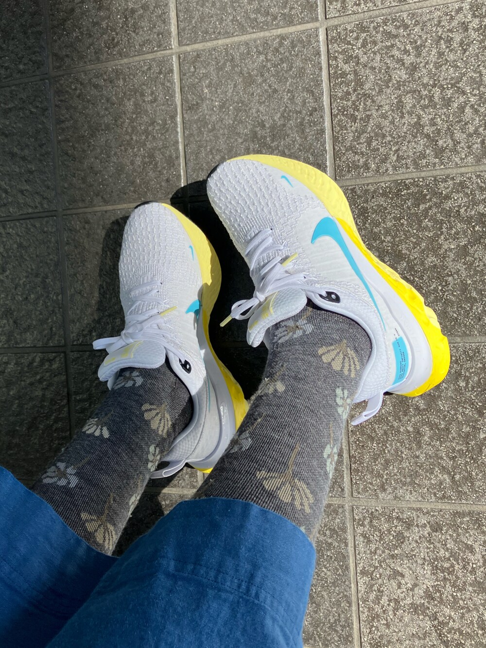 「リネンワンピース、ブルー、クレアデリス、Crea delice、Sockwell、柄ソックス、着圧ソックス、NIKE、スニーカー、サマンサ モスモス(Samansa Mos2)、カンカン帽」｜「Crea deliceのコットンリネンサイドタックワンピース  （ワンピース/ドレス、ブルー系）」を使った、まゆみんさん（レディース・160cm）の春コーディネートの4枚目の写真