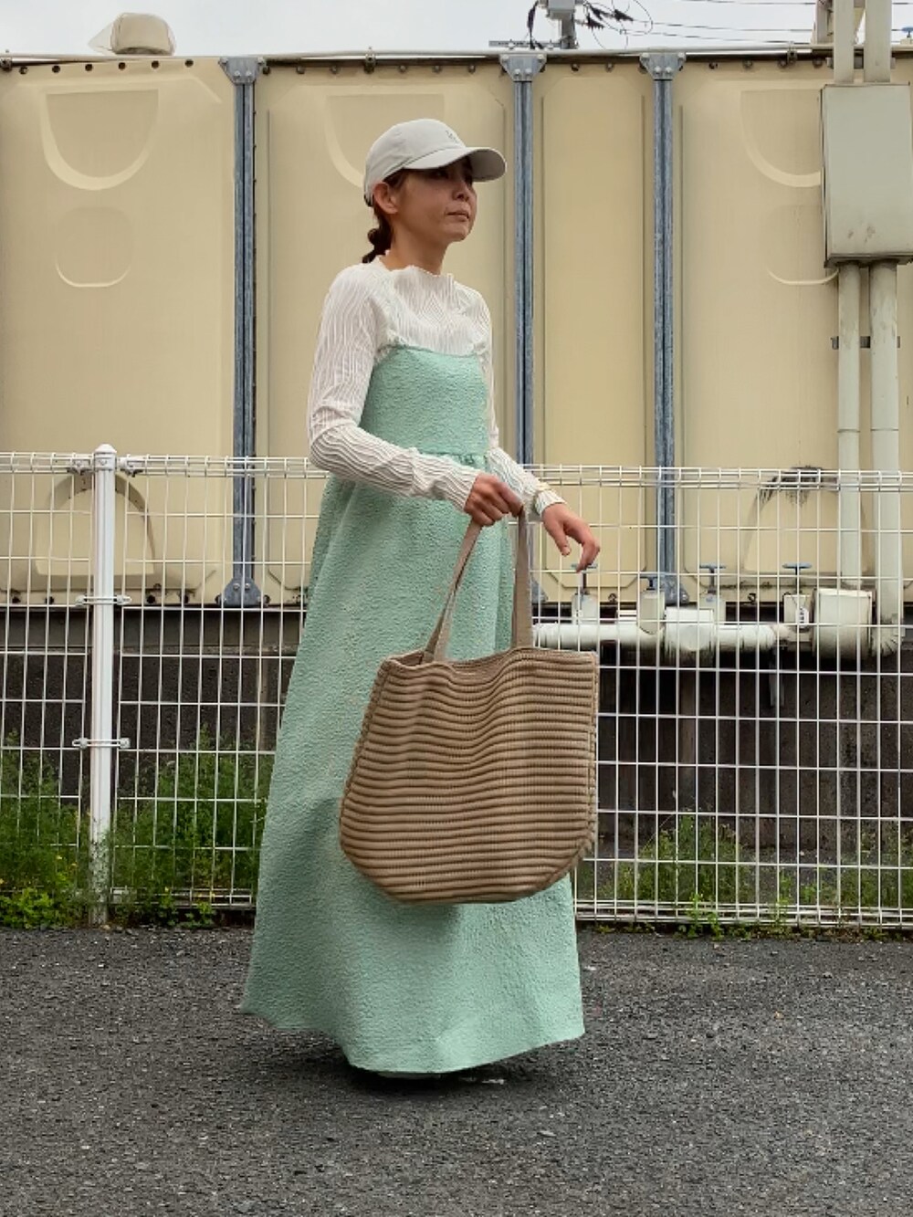 「大人カジュアル、キャミワンピ、グリーン、ポコポコ、ロングワンピース、apretro、NEW ERA、キャップ、40代ファッション」｜「ap retroのぽこぽこベアキャミOP（ワンピース、グリーン系）」を使った、まゆみんさん（レディース・160cm）の春コーディネートの4枚目の写真