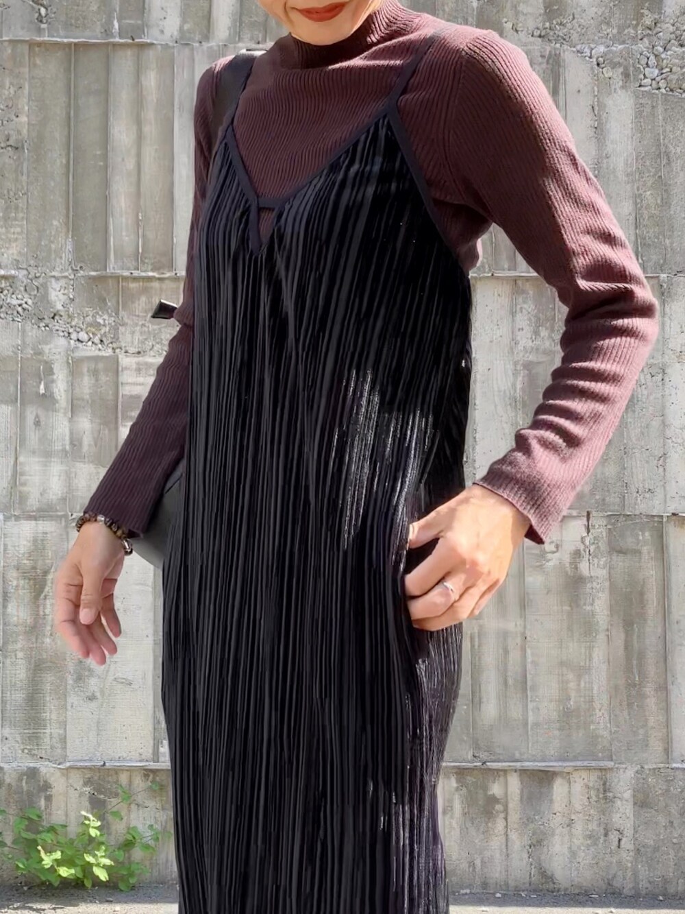 ブラック系のワンピース、ブラック系のバックパック/リュックを着用したレディースの秋コーディネートの2枚目の写真