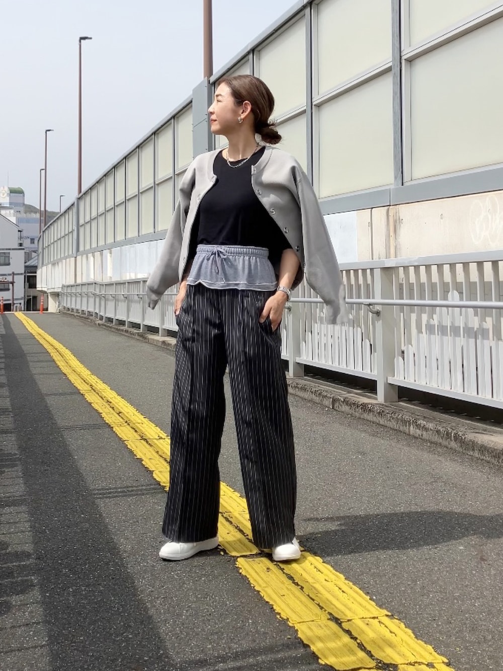 ブラック系のその他パンツ、ホワイト系のスニーカー、ブラック系のTシャツ/カットソーを着用したレディースの春コーディネートの3枚目の写真