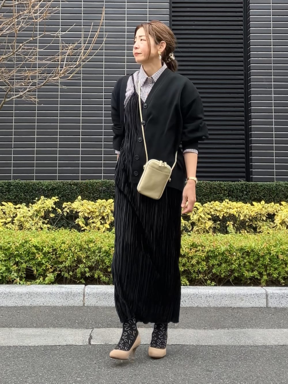 ベージュ系のシューズ、ブラウン系のシャツ/ブラウス、ブラック系のワンピースを着用したレディースの冬コーディネートの4枚目の写真