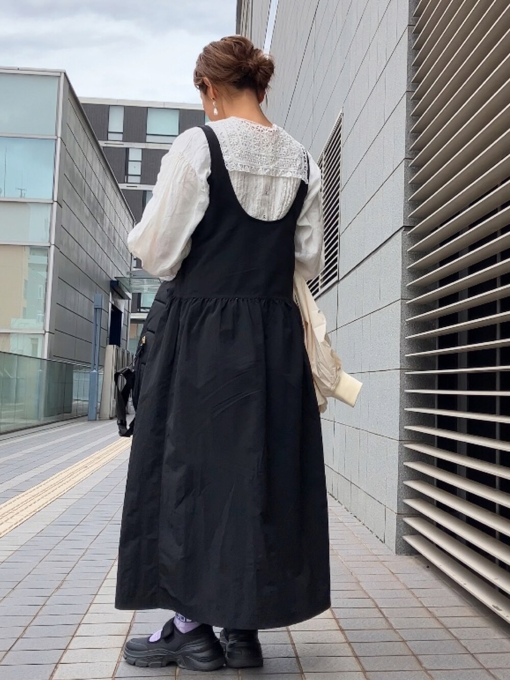 ホワイト系のMA-1、ホワイト系のシャツ/ブラウス、ブラック系のワンピース/ドレスを着用したレディースの春コーディネートの3枚目の写真