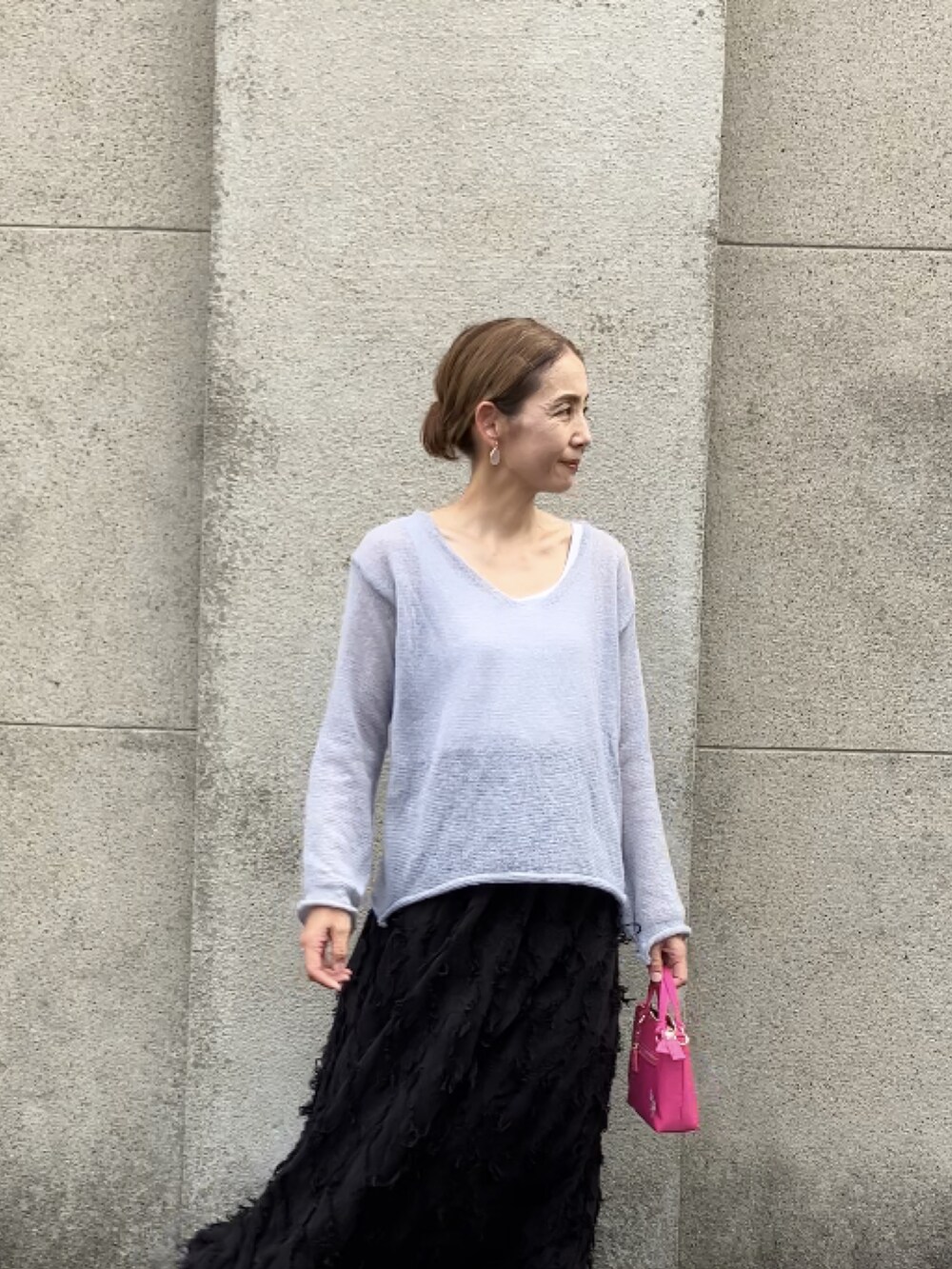 グレー系のその他トップス、ピンク系のショルダーバッグ、ブラック系のスカートを着用したレディースの夏コーディネートの4枚目の写真