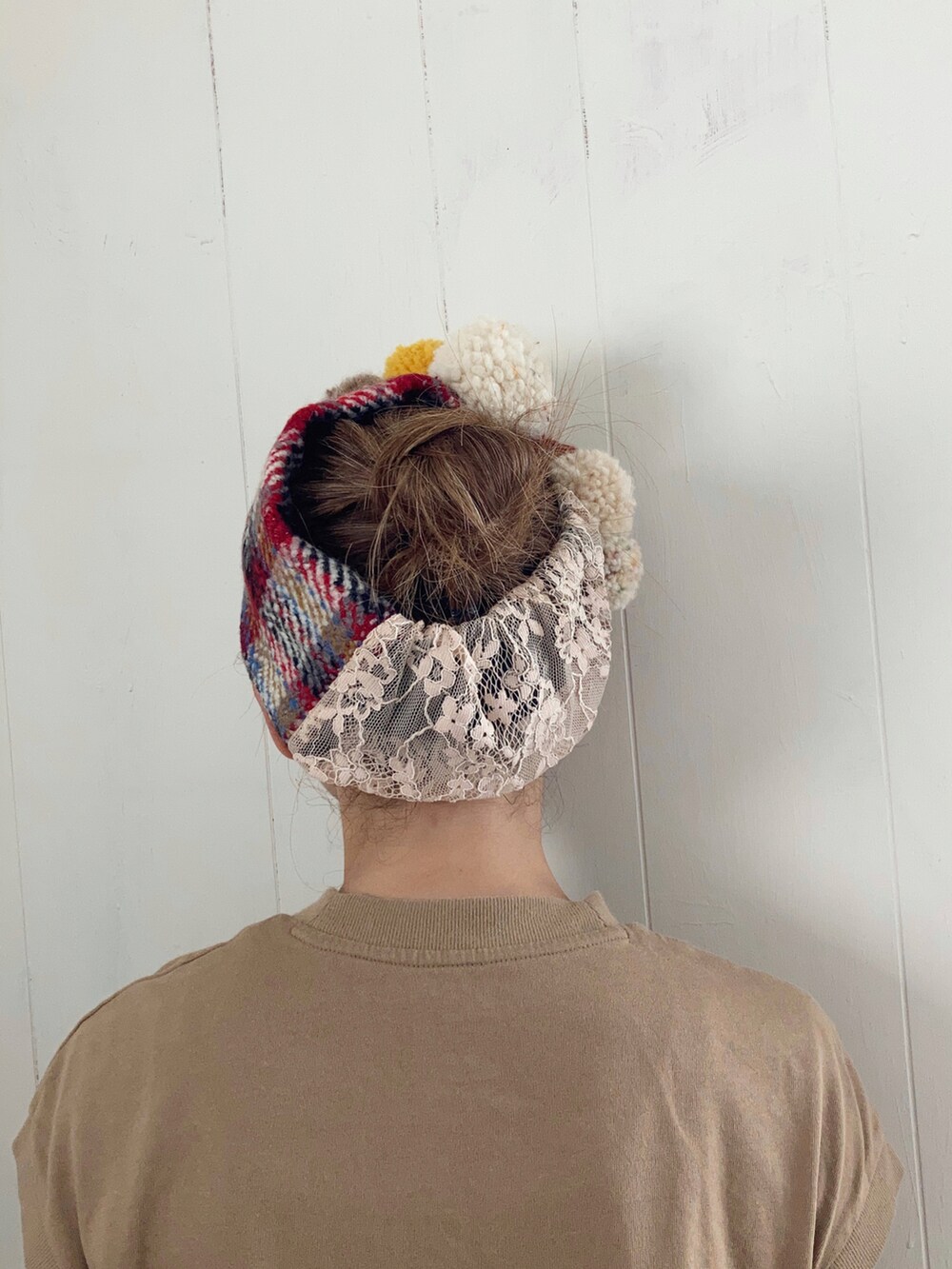 レッド系のハンドバッグ、ベージュ系のTシャツ/カットソー、ブラック系のスカートを着用したレディースの秋コーディネートの3枚目の写真