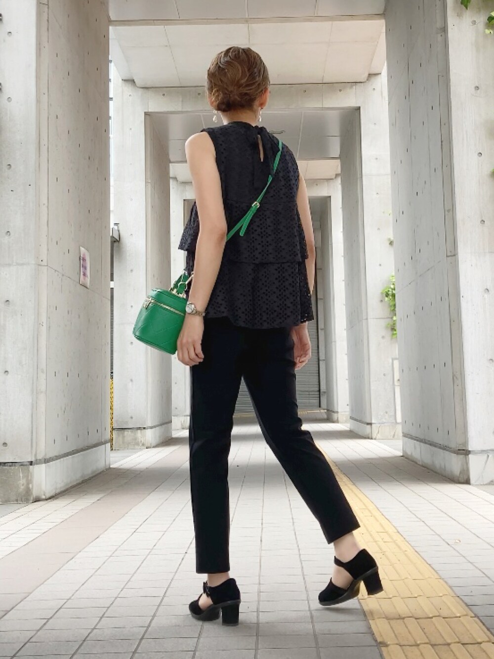 ブラック系のシャツ/ブラウス、ブラック系のパンツ、グリーン系のショルダーバッグを着用したレディースの夏コーディネートの3枚目の写真
