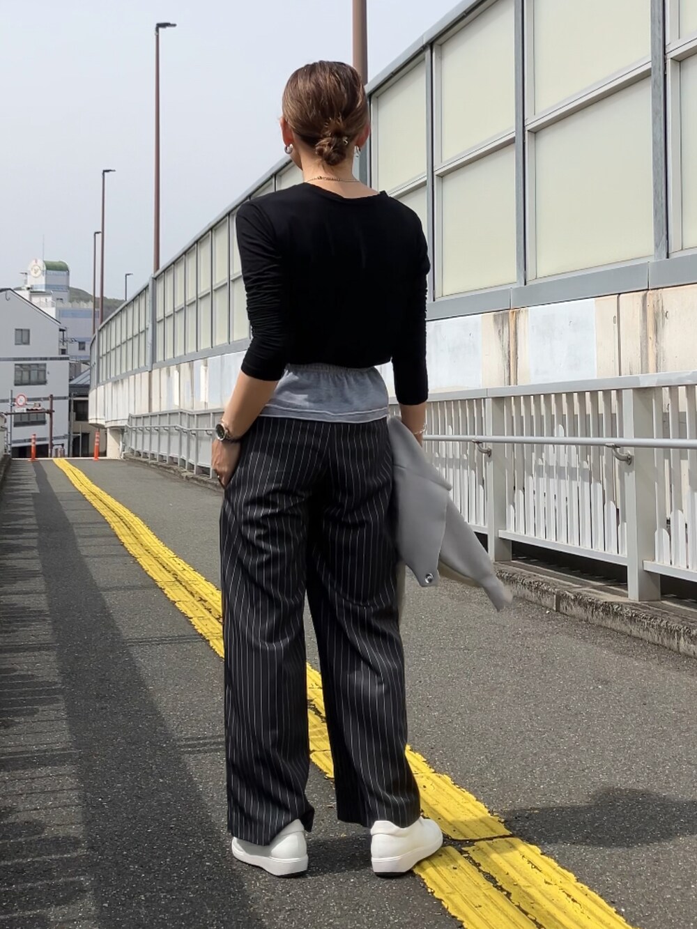 ブラック系のその他パンツ、ホワイト系のスニーカー、ブラック系のTシャツ/カットソーを着用したレディースの春コーディネートの4枚目の写真