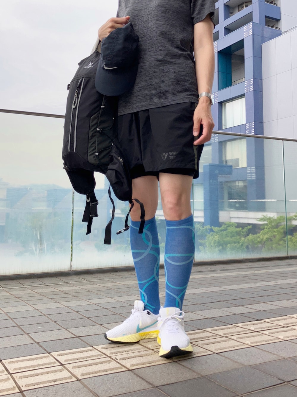 ブラック系のワンピース、ホワイト系のトートバッグ、ブラック系のサンダルを着用したレディースの夏コーディネートの4枚目の写真