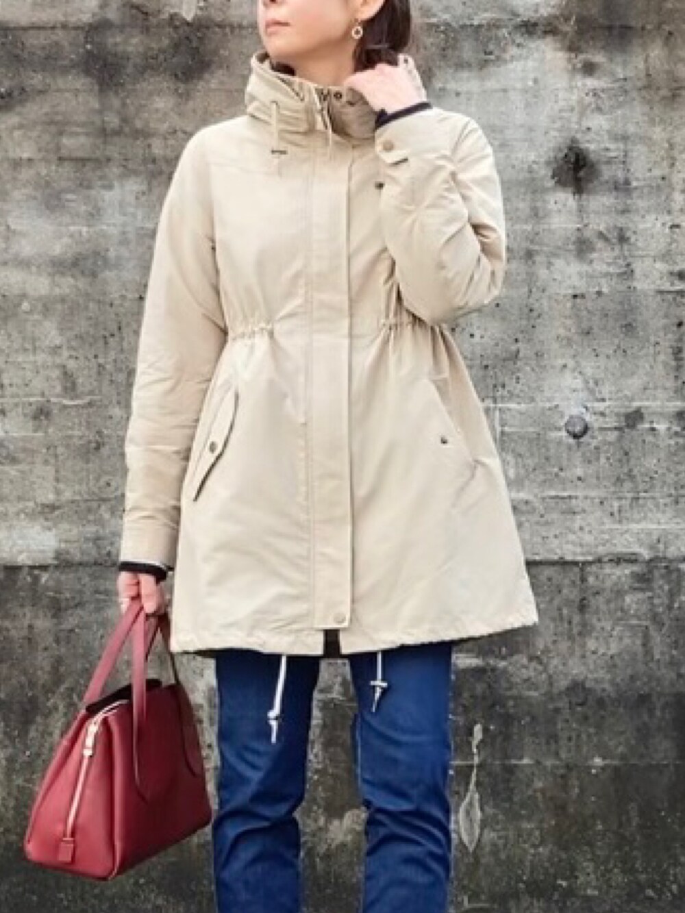 ベージュ系のジャケット/アウター、ホワイト系のニット/セーター、ブラック系のハンドバッグを着用したレディースの春コーディネートの3枚目の写真