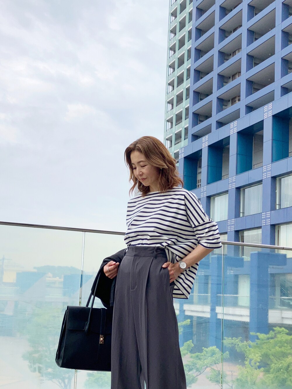 ブルー系のTシャツ/カットソー、グレー系のその他パンツ、ブラック系のスーツセットを着用したレディースの春コーディネートの3枚目の写真