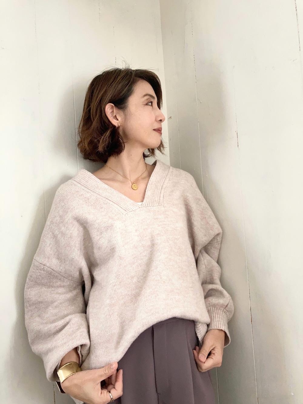 ホワイト系のニット/セーター、ブラウン系のその他パンツ、ベージュ系のパンプスを着用したレディースの冬コーディネートの3枚目の写真