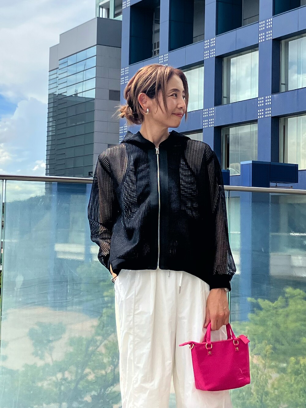 ブラック系のパーカー、ピンク系のショルダーバッグ、ブラック系のタンクトップを着用したレディースの夏コーディネートの2枚目の写真