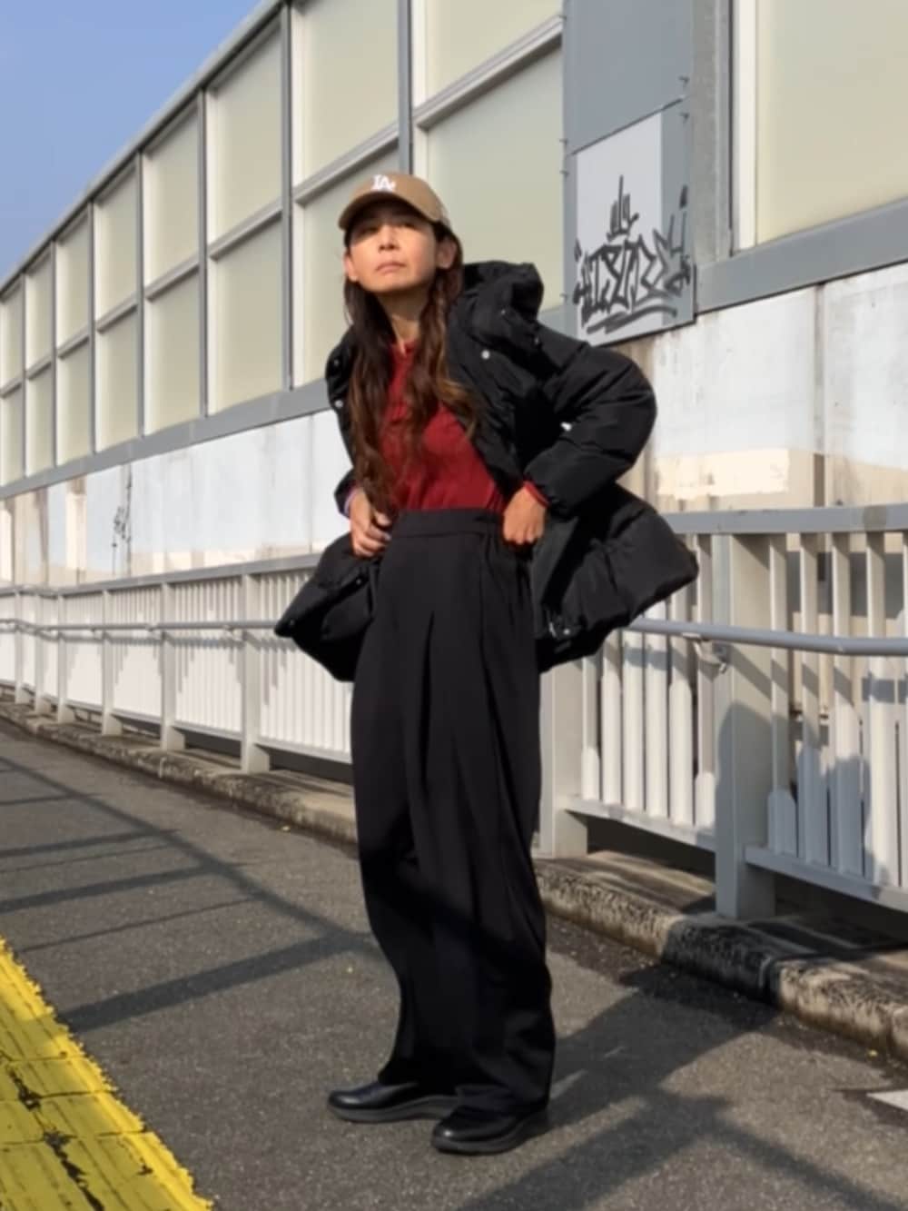 ベージュ系のキャップを着用したレディースの冬コーディネートの3枚目の写真