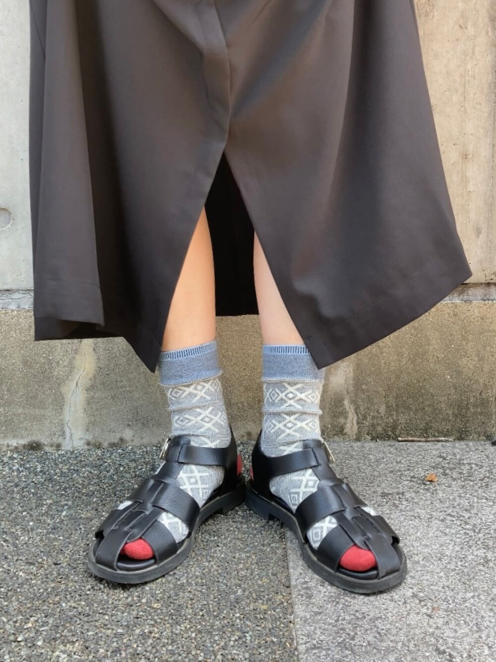 ブラック系のワンピース、ベージュ系のトートバッグ、ブラック系のサンダルを着用したレディースの夏コーディネートの4枚目の写真