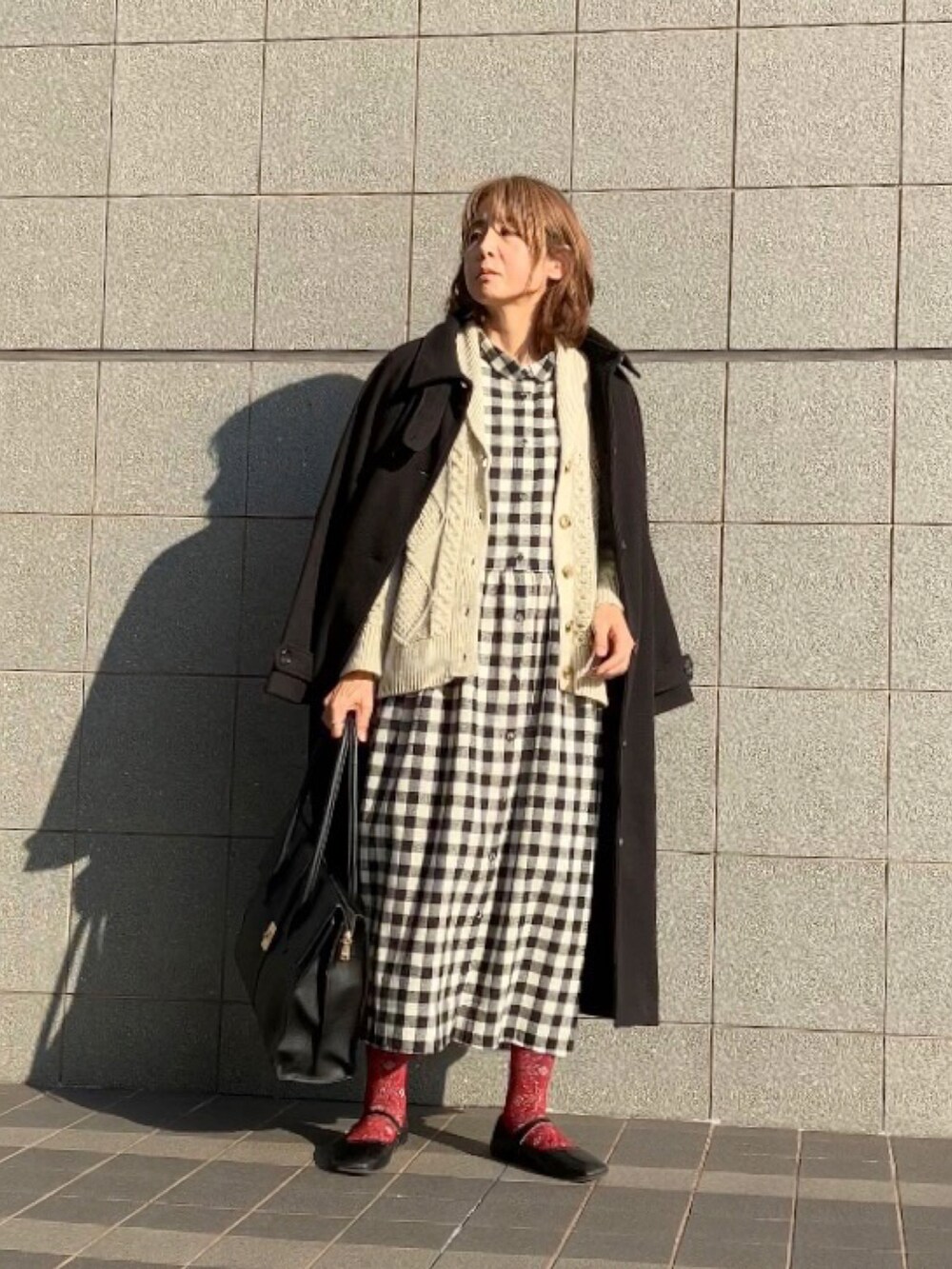 「オトナ女子、大人ガーリー、サマンサ モスモス(Samansa Mos2)、SM2、チェック、ロングコート、apretro、赤ソックス、柄ソックス、Sockwell」｜「ap retroのステンカラーコート/スタンドカラーロングコート（ステンカラーコート、ブラック系）」を使った、まゆみんさん（レディース・160cm）の冬コーディネートの3枚目の写真