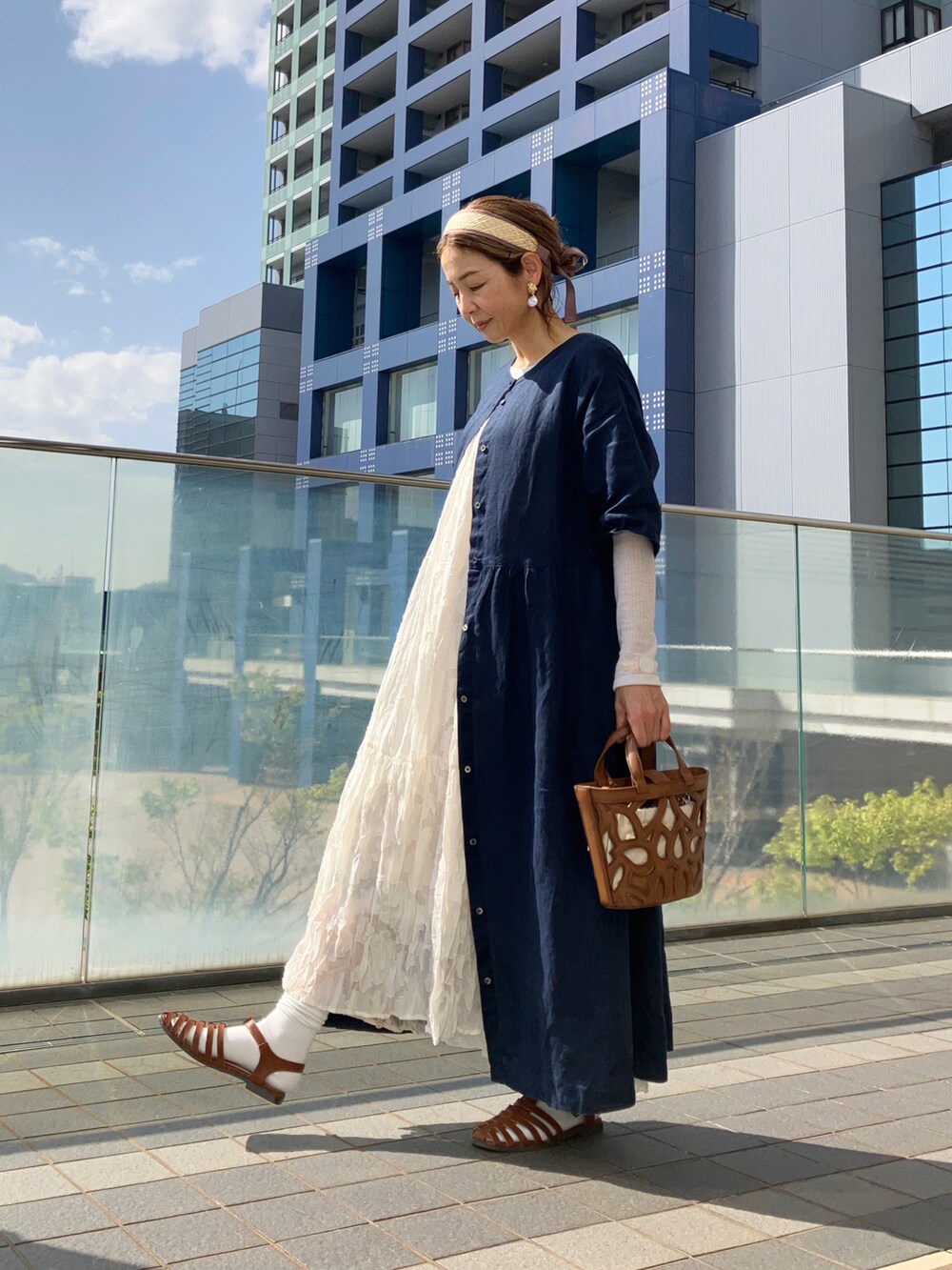 ブルー系のワンピース/ドレス、ホワイト系のワンピース、ホワイト系のTシャツ/カットソーを着用したレディースの春コーディネートの3枚目の写真