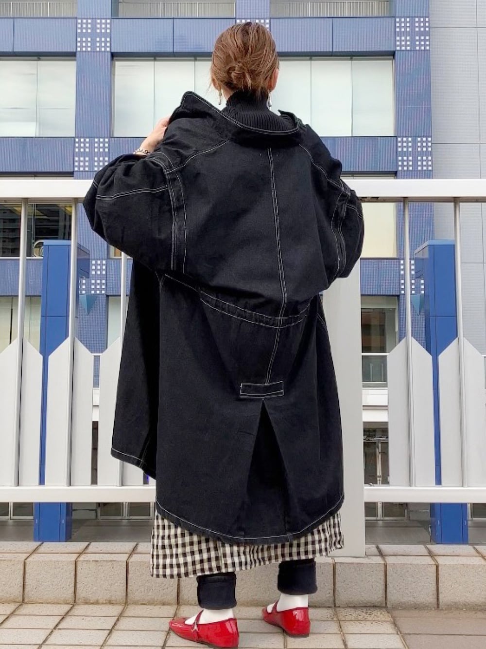 「モッズコート、大人カジュアル、大人ガーリー、デニム、forksy、forksy.、Samansa Mos2、kazumiコラボ、SM2、キャミワンピ、リネン、赤、40代ファッション」|「forksy.の【forksy.】2WAYデニムモッズコート/ベスト(モッズコート、ブラック系)」を使った、まゆみんさん(レディース・160cm)の冬コーディネートの2枚目の写真