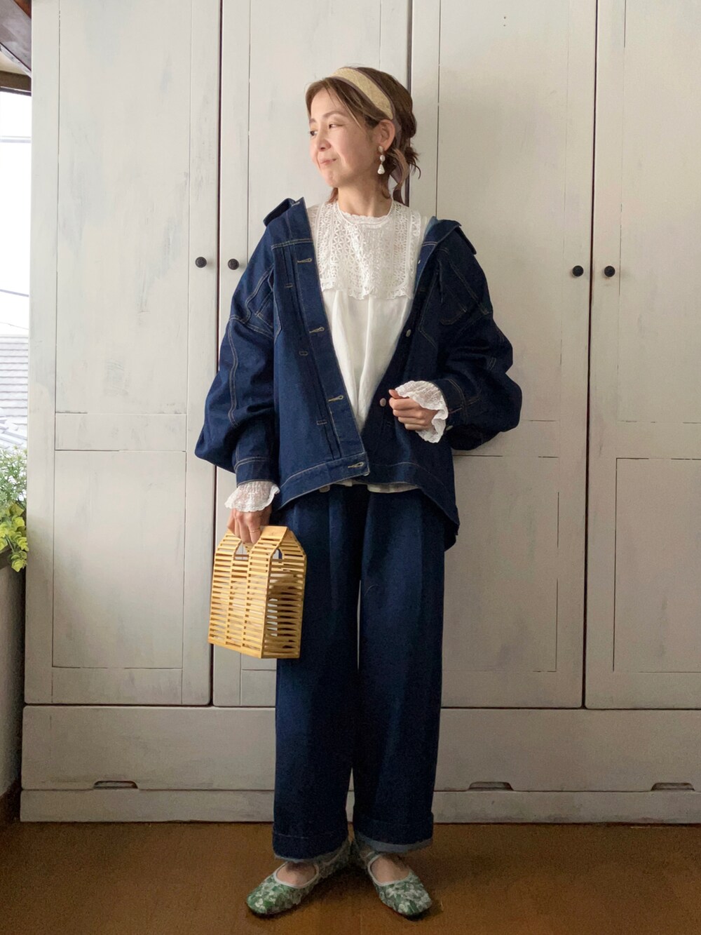 「大人カジュアル、デニム、デニムジャケット、タックパンツ、forksy.、セットアップ、Samansa Mos2、SM2、kazumiコラボ、レース襟、カチューシャ、花柄、春コーデ」|「forksy.の【forksy.】オーバーサイズ2Wayシルエットデニムジャケット(デニムジャケット、ブルー系)」を使った、まゆみんさん(レディース・160cm)の冬コーディネートの2枚目の写真