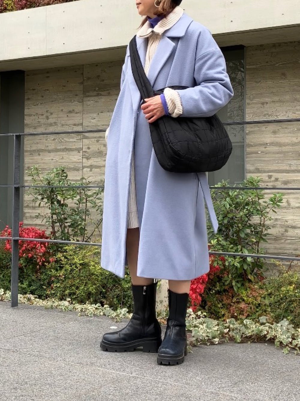 ホワイト系のワンピース、パープル系のTシャツ/カットソー、ブルー系のチェスターコートを着用したレディースの冬コーディネートの4枚目の写真