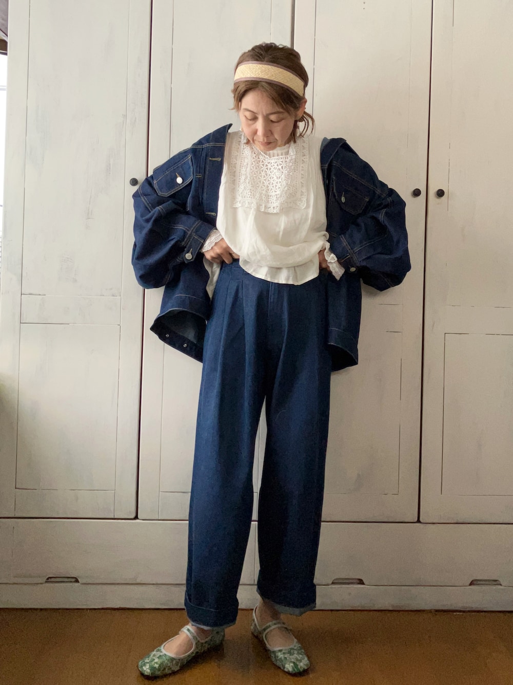 「大人カジュアル、デニム、デニムジャケット、タックパンツ、forksy.、セットアップ、Samansa Mos2、SM2、kazumiコラボ、レース襟、カチューシャ、花柄、春コーデ」|「forksy.の【forksy.】オーバーサイズ2Wayシルエットデニムジャケット(デニムジャケット、ブルー系)」を使った、まゆみんさん(レディース・160cm)の冬コーディネートの4枚目の写真