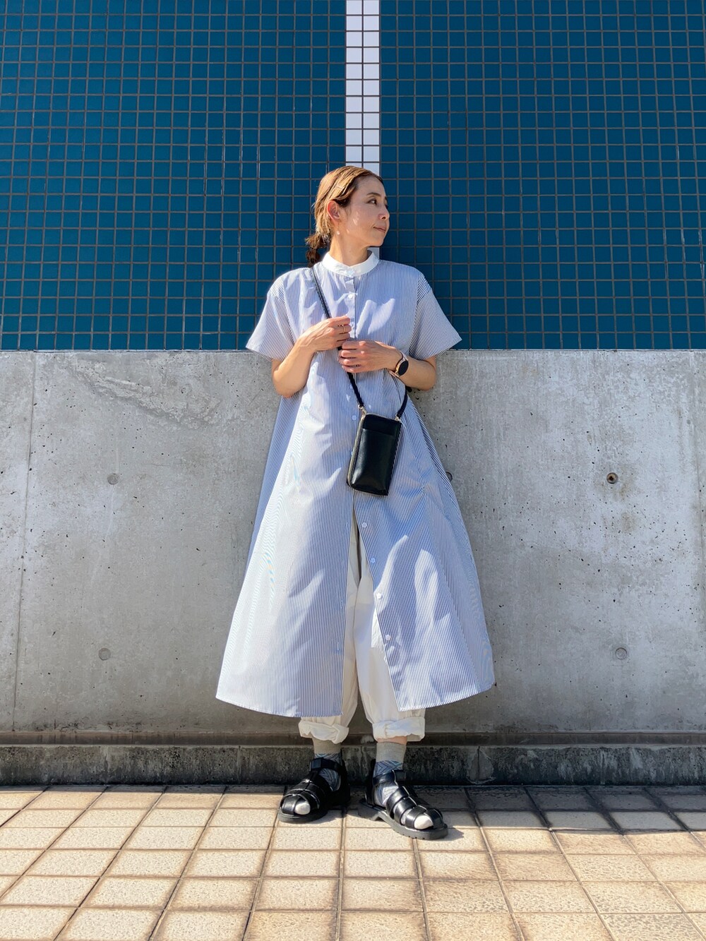 ブルー系のワンピース、ホワイト系のその他パンツ、ブラック系のボディバッグ/ウエストポーチを着用したレディースの夏コーディネートの3枚目の写真