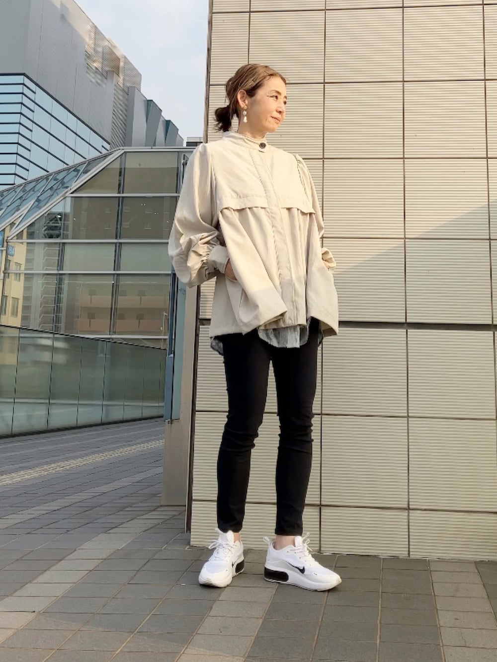 ベージュ系のその他アウター、ブルー系のシャツ/ブラウス、ブラック系のパンツを着用したレディースの春コーディネートの5枚目の写真