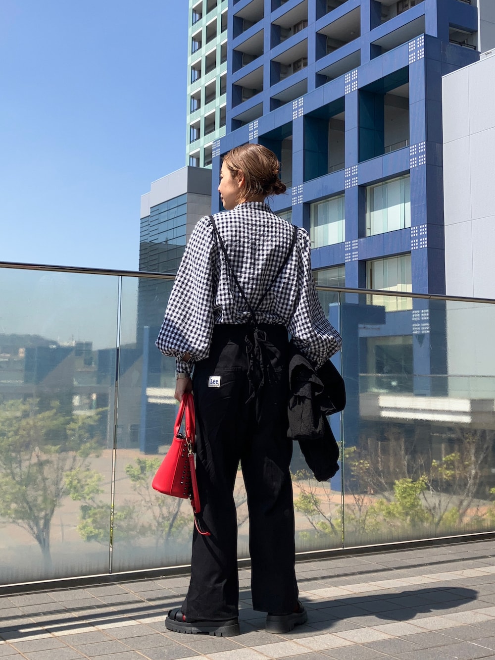 ブラック系のサロペット/オーバーオール、ブラック系のジャケット/アウター、ブラック系のシャツ/ブラウスを着用したレディースの春コーディネートの3枚目の写真