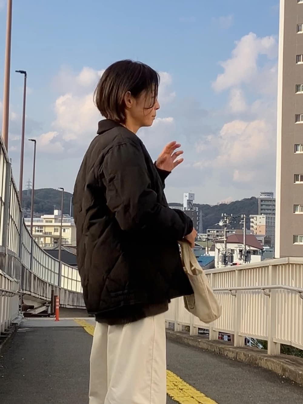 ブラック系のダウンジャケット/コートを着用したレディースの冬コーディネートの4枚目の写真