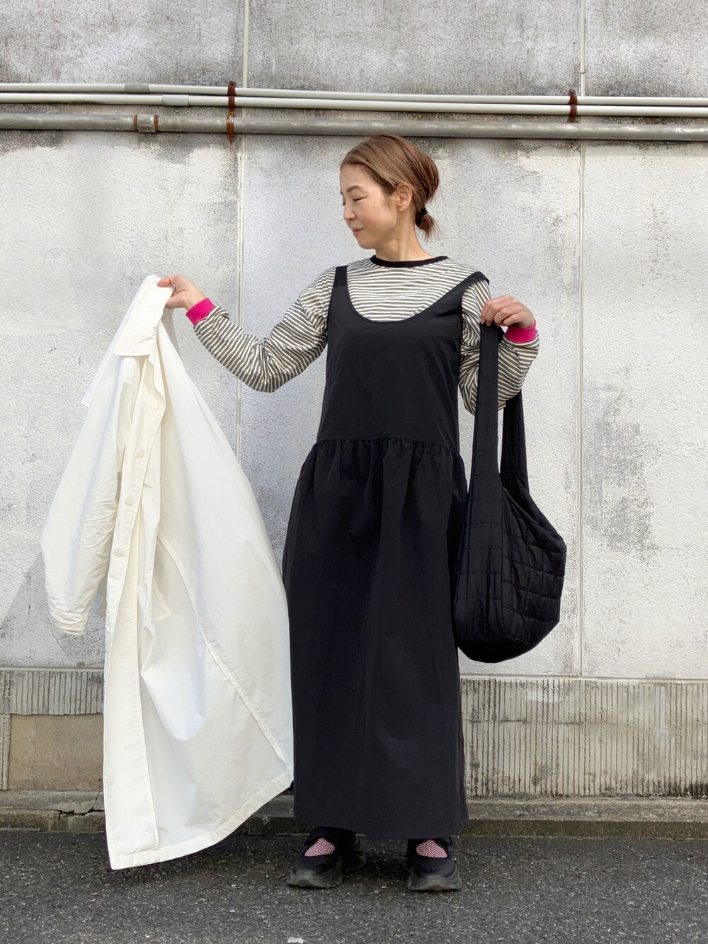 ブラック系のTシャツ/カットソー、ブラック系のワンピース/ドレス、ブラック系のショルダーバッグを着用したレディースの春コーディネートの4枚目の写真