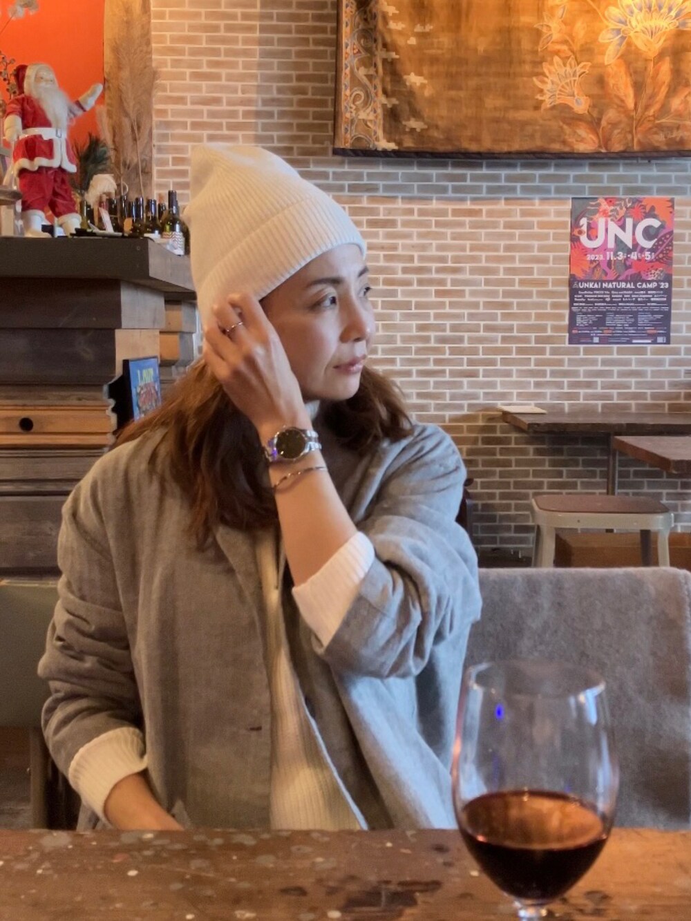 ブラック系のジャケット/アウター、ホワイト系のニット/セーター、ブラック系のローファーを着用したレディースの秋コーディネートの2枚目の写真