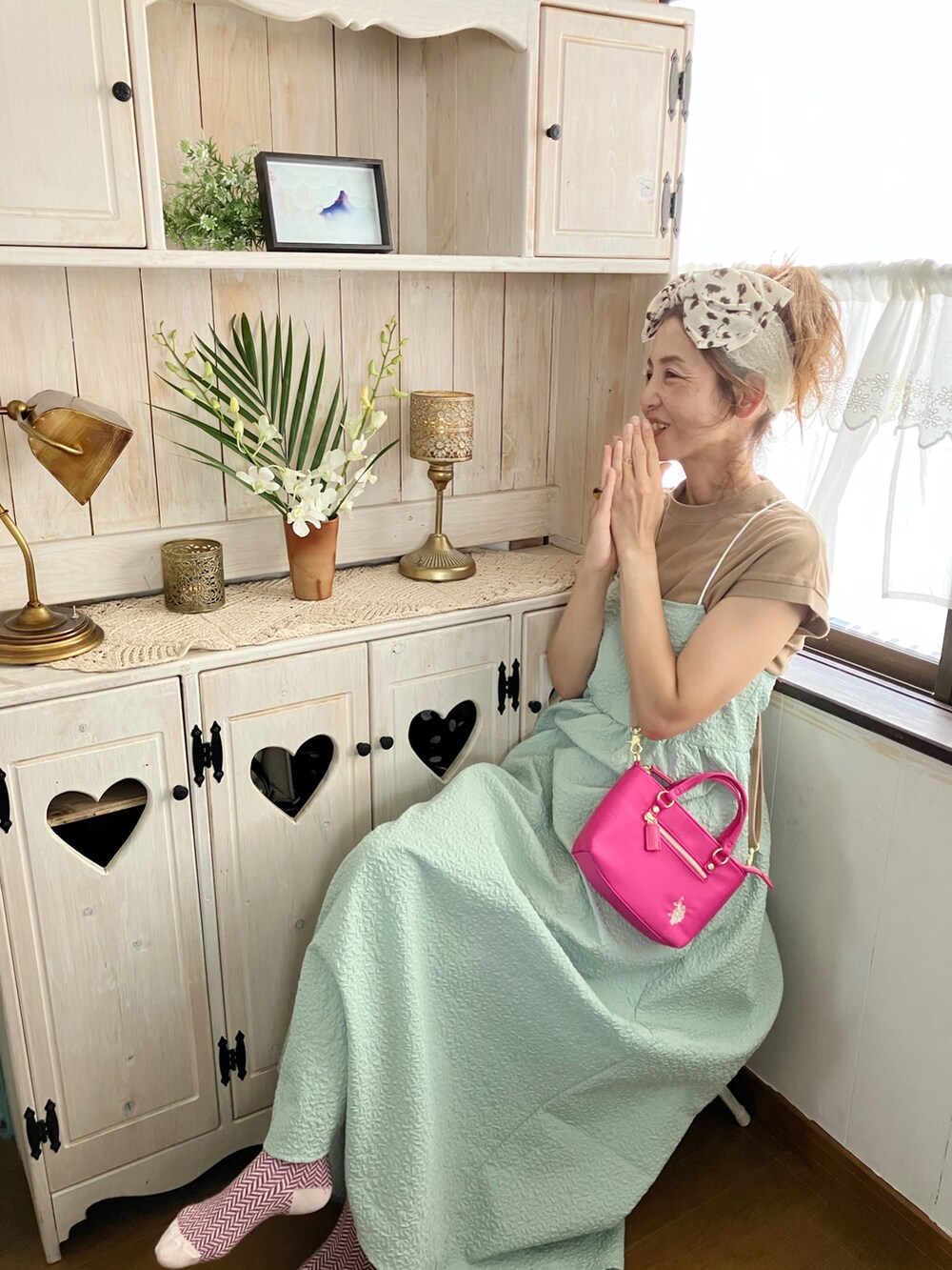 グリーン系のワンピース、ピンク系のショルダーバッグ、ピンク系のソックス/靴下を着用したレディースの夏コーディネートの2枚目の写真