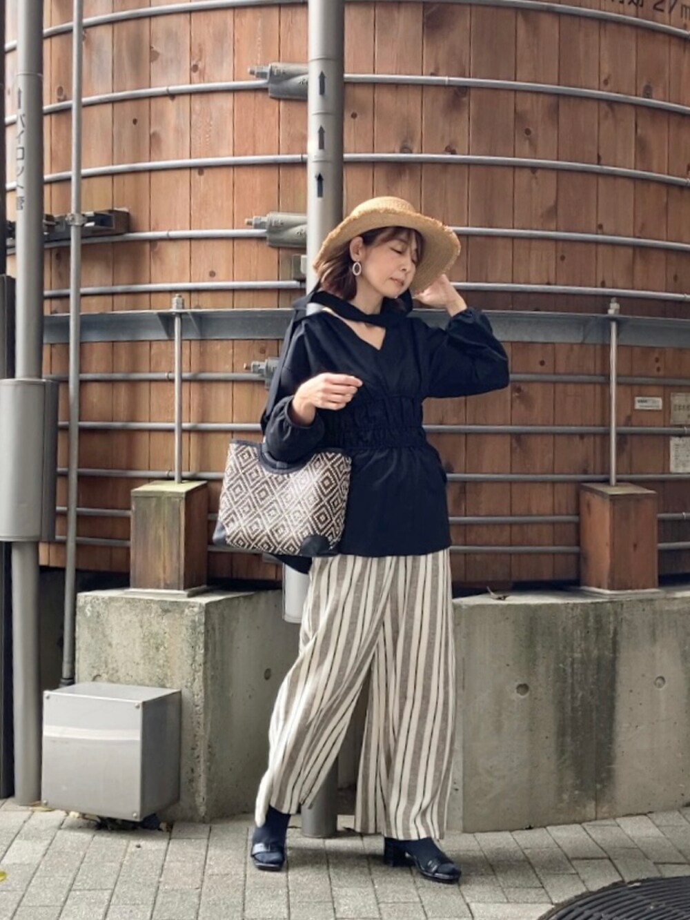 ブラック系のシャツ/ブラウス、その他のその他パンツ、ブラック系のかごバッグを着用したレディースの春コーディネートの2枚目の写真