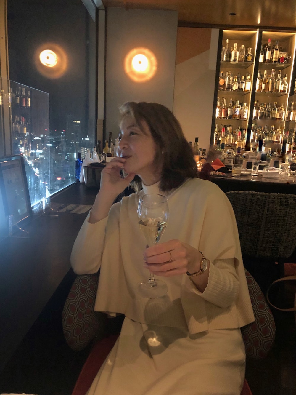 ホワイト系のワンピース、ブルー系のチェスターコート、イエロー系のバックパック/リュックを着用したレディースの冬コーディネートの2枚目の写真