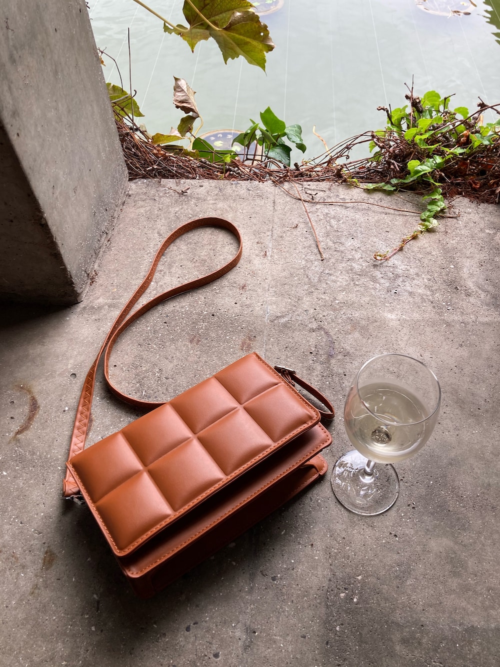 グレー系のワンピース/ドレス、ブラウン系のクラッチバッグ、イエロー系のブーツを着用したレディースの秋コーディネートの2枚目の写真