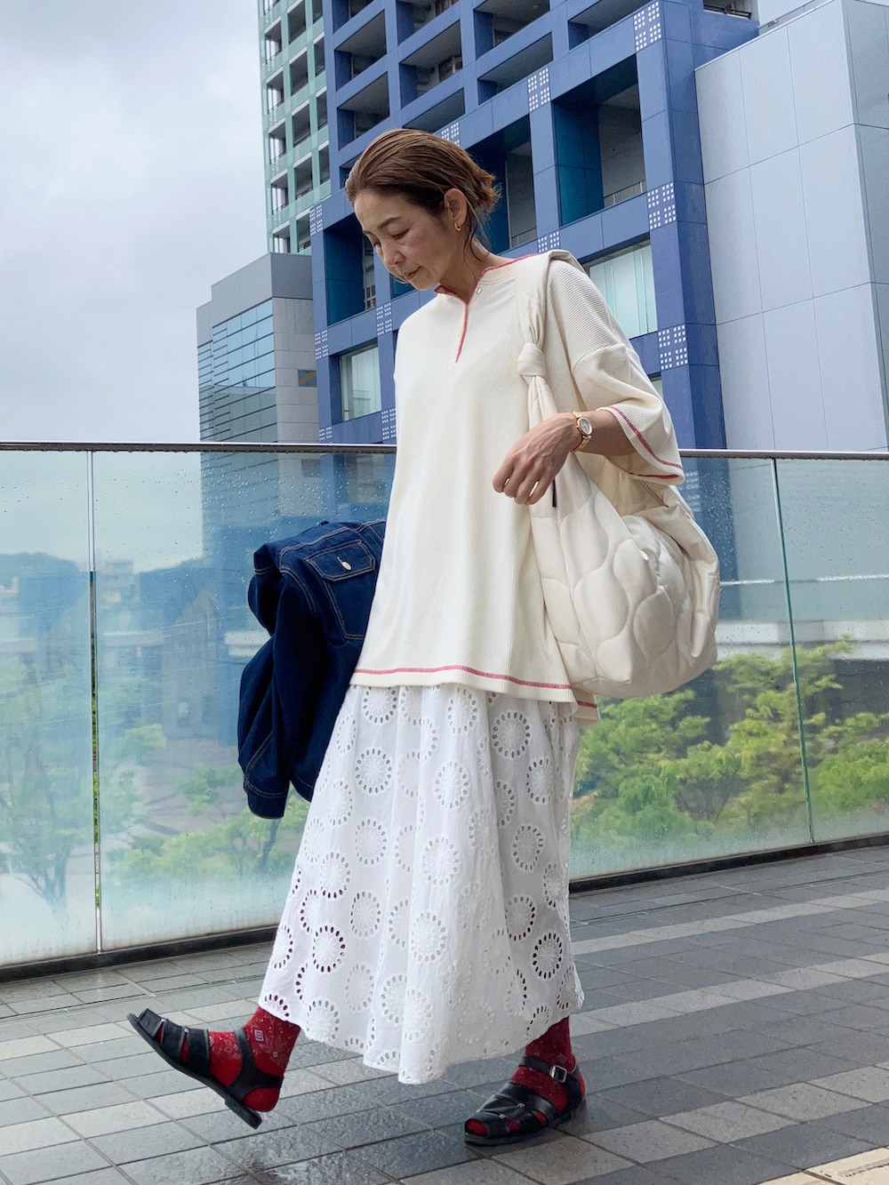 ホワイト系のTシャツ/カットソー、ブルー系のデニムジャケット、ホワイト系のワンピース/ドレスを着用したレディースの春コーディネートの2枚目の写真