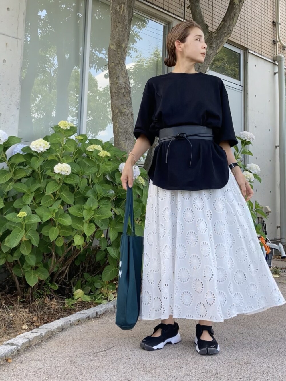 ブラック系のTシャツ/カットソー、ホワイト系のワンピース/ドレス、ブラック系のサンダルを着用したレディースの夏コーディネートの4枚目の写真