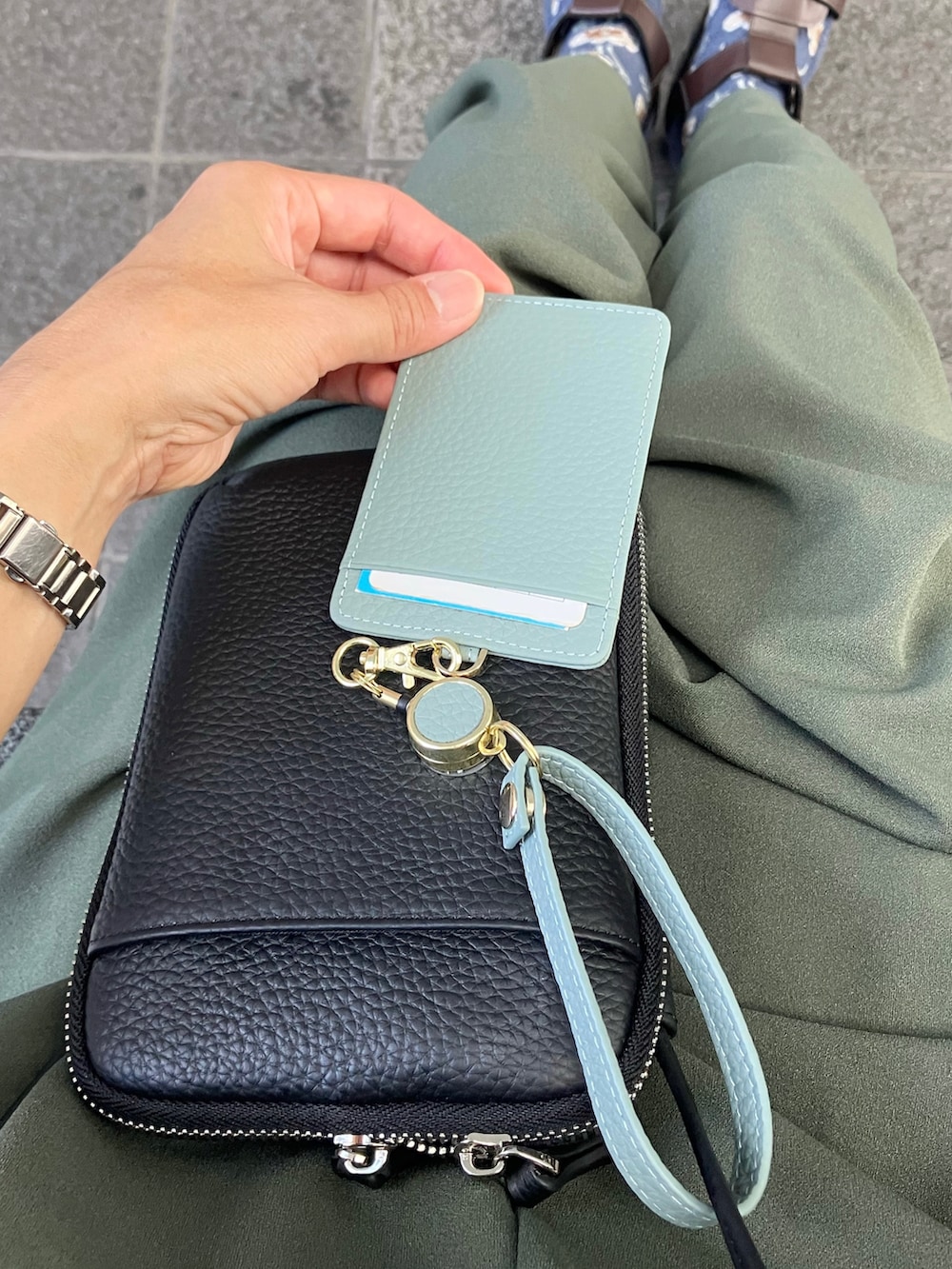 「オールインワン、サロペット、apretro、スマホショルダー、rickers、柄ソックス、Sockwell、40代ファッション、アラフィフ」｜「ap retroのZIPあきルーズサロペット（つなぎ/オールインワン、グリーン系）」を使った、まゆみんさん（レディース・160cm）の夏コーディネートの3枚目の写真