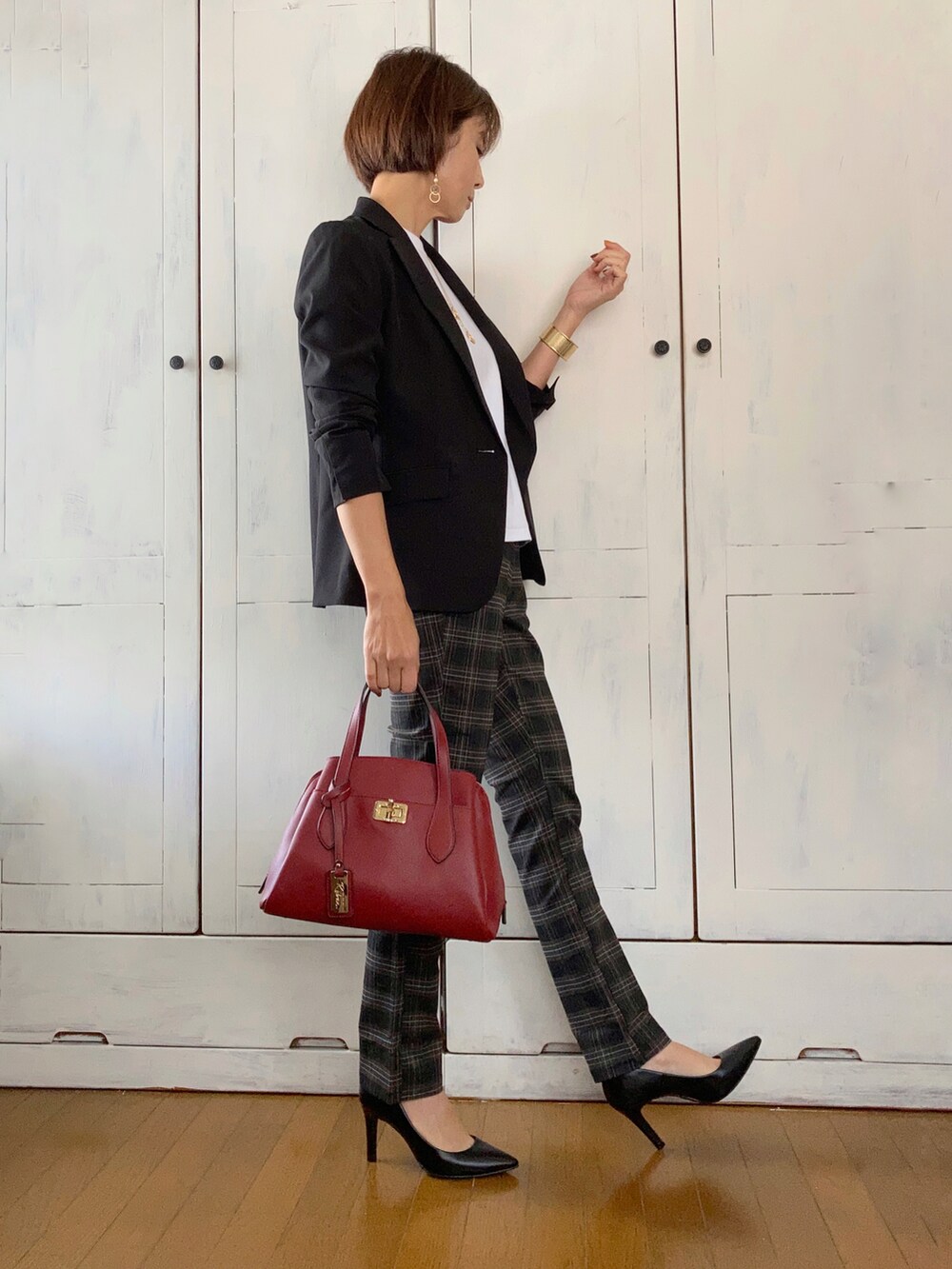 「ジャケット、スーツ、チェックパンツ、きちんとスタイル、白Tシャツ、着回しコーデ、参観日コーデ、美脚効果、懇談会、保護者会、面談、meirire、WHITE JOOLA、メイリールー、チェック」｜「WHITE JOOLAの【洗濯機で洗える♪オールシーズン着用出来る！2WAYストレッチで動きやすい♪】テーラードジャケット＆テーパードパンツ＆Aラインスカート3点セットスーツ（スーツセット、ブラック系）」を使った、まゆみんさん（レディース・160cm）の秋コーディネートの2枚目の写真